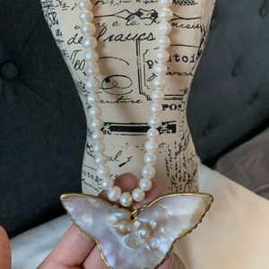 Pearl necklace with mother pearl butterfly pendant